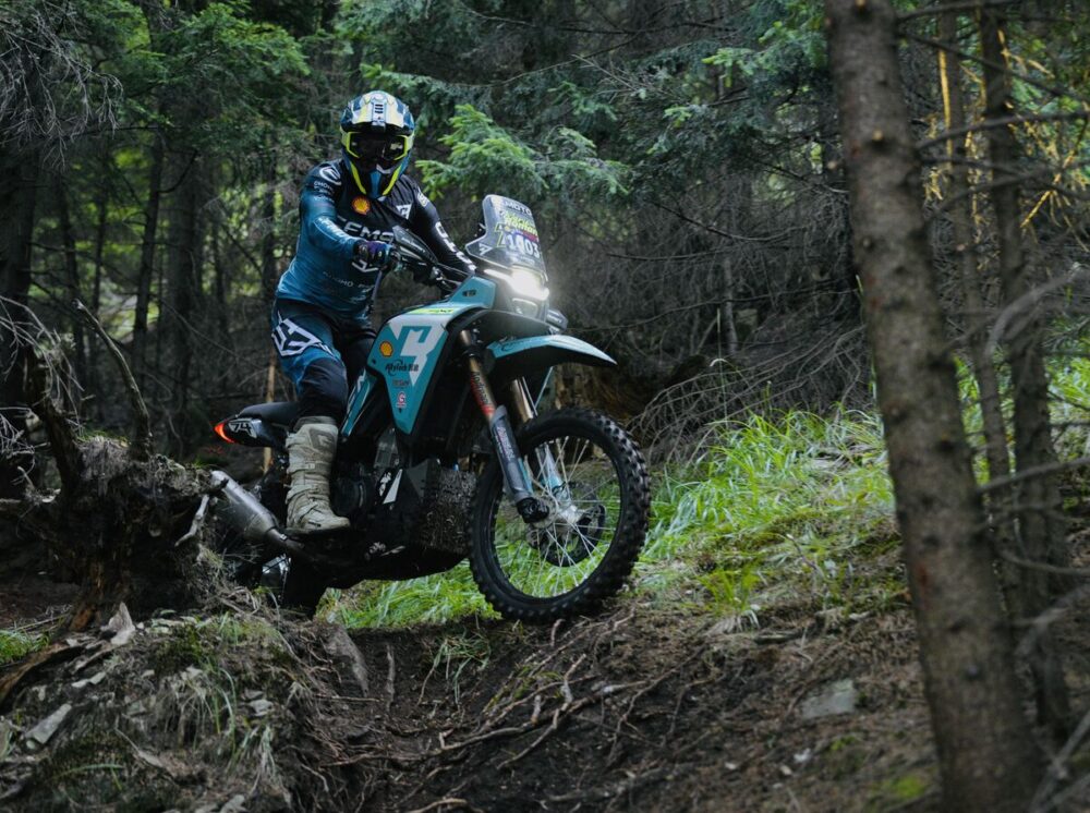 Mario Román îl ține în spate pe Pol Tarrés și câștigă Ziua 2 de Offroad la Red Bull Romaniacs Adventure Ultimate