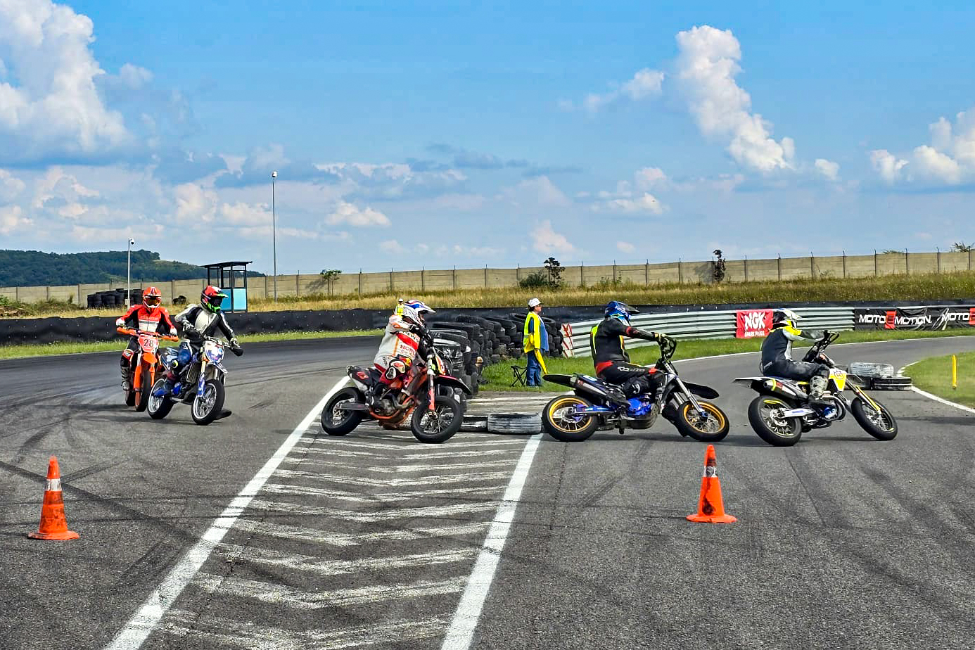 Supermoto și Motoclasic 2026: Mark Ioviță domină la Transilvania Motor Ring