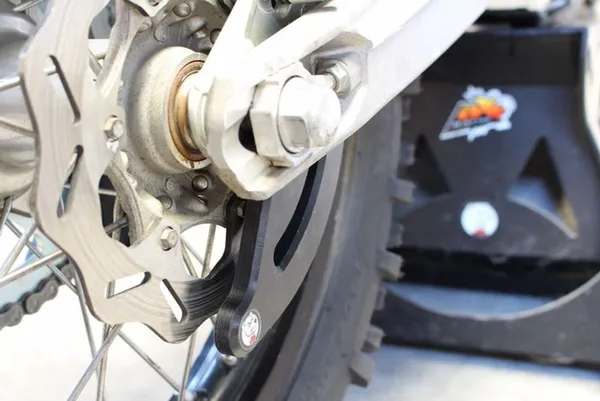 AXP Racing hátsó lánckerék-védő Husqvarna/KTM/Sherco modellekhez – fekete, 3, nordicamoto.ro