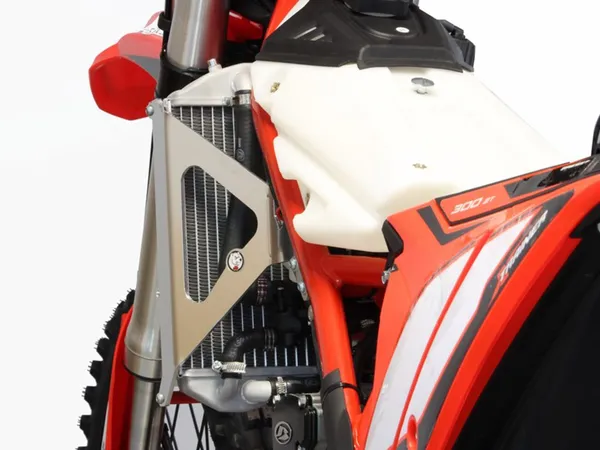 AXP Racing Beta Xtrainer 250/300 (2016–2026) alumínium hűtővédő, 5, nordicamoto.ro