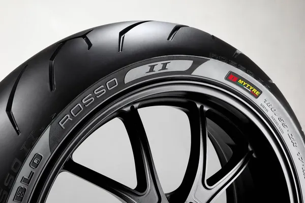 Első gumiabroncs: 120/70-17 Pirelli Diablo Rosso II, 4, nordicamoto.ro