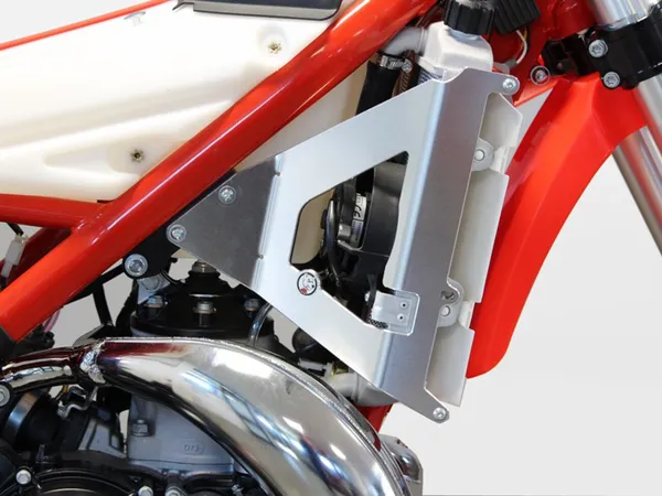 AXP Racing Beta Xtrainer 250/300 (2016–2026) alumínium hűtővédő, 3, nordicamoto.ro