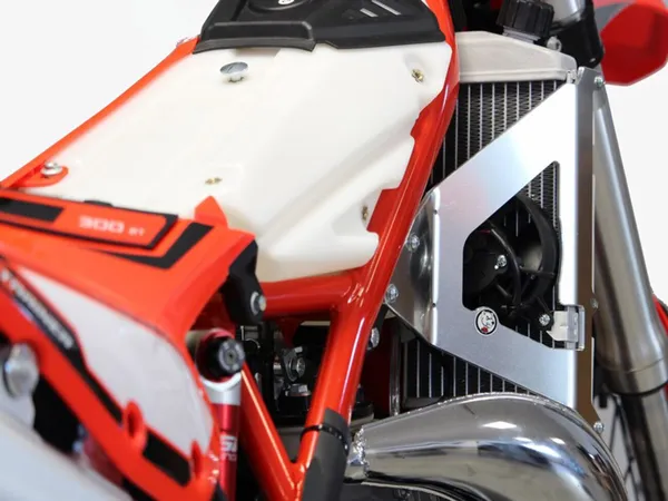 AXP Racing Beta Xtrainer 250/300 (2016–2026) alumínium hűtővédő, 6, nordicamoto.ro