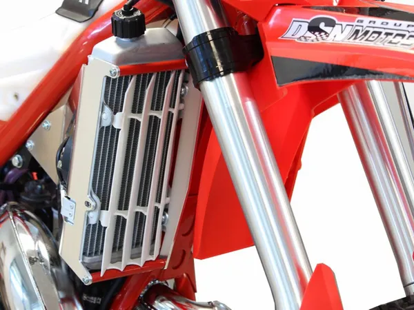 AXP Racing Beta Xtrainer 250/300 (2016–2026) alumínium hűtővédő, 4, nordicamoto.ro