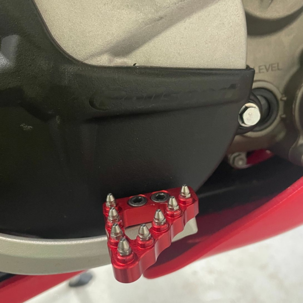 Fékpedál-burkolat FM-Parts Marit Rieju MR 2020–2024, piros, 2, nordicamoto.ro