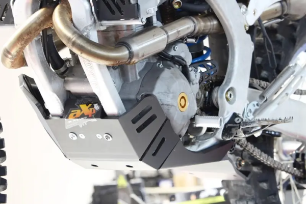 AXP Racing Xtrem TM Racing EN 250/300 ES FI '22–'24 fekete motorburkolat, 3, nordicamoto.ro