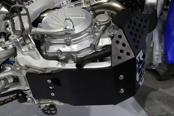 AXP Racing motorvédő a Fantic XEF 450/XXF 450/Yamaha YZ 450 F (2018–2025) modellekhez, fekete, 2, nordicamoto.ro