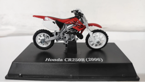 A Honda CR 250 1:32-es méretarányú modellje, 1, nordicamoto.ro