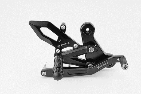 CFMOTO 675SR-R JOBB OLDALI MAGAS HÁTSÓ LÁBTÁMASZ – FEKETE, 1, nordicamoto.ro