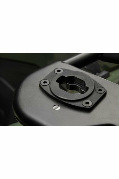 CFMOTO CF CONNECT QUICK MOUNT ADAPTÁTOR FÉM CSOMAGTARTÓHOZ – FEKETE, 9, nordicamoto.ro