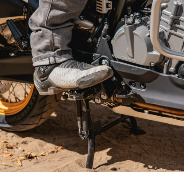 CFMOTO 800MT / 1000MT-X / 800MT ES – FEKETE, KIBŐVÍTETT, CSÚSZÁSGÁTLÓ BAL OLDALI LÉPCSŐ, 9, nordicamoto.ro