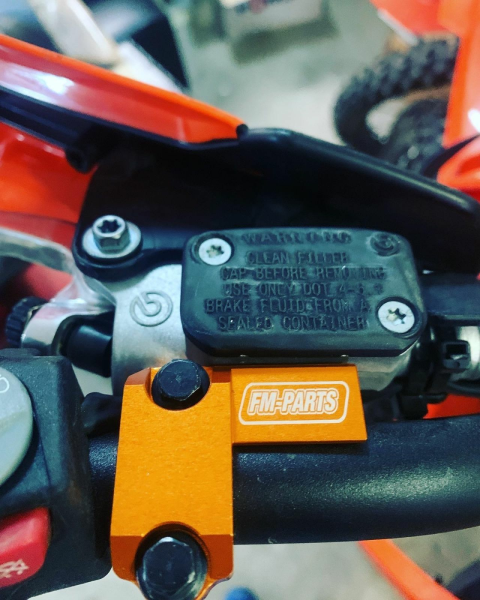 Narancssárga kuplung- és fékpumpa-védő a KTM/Husqvarna/Sherco modellekhez az Fm-Parts gyártmányában, 4, nordicamoto.ro