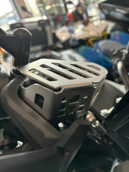 ELŐLAPÁT FÉKFOLYADÉK-TARTÁLY VÉDELEM CFMOTO 800MT / 800MT-X / 800MT ES – SZÜRKE, 7, nordicamoto.ro