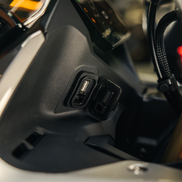 CFMOTO USB TYPE-C TÖLTŐADAPTER – FEKETE, 4, nordicamoto.ro