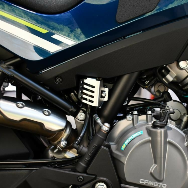 HÁTSÓ FÉKFOLYADÉK-TARTÁLY VÉDELEM CFMOTO 800MT / 800MT-X / 1000MT-X / 800MT ES – SZÜRKE, 8, nordicamoto.ro