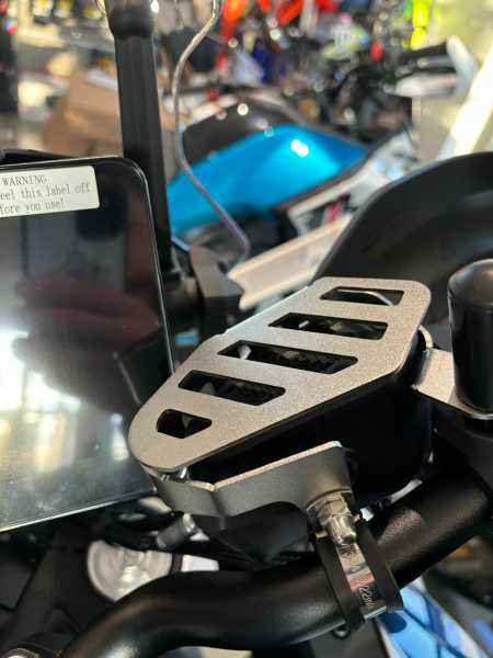 ELŐLAPÁT FÉKFOLYADÉK-TARTÁLY VÉDELEM CFMOTO 800MT / 800MT-X / 800MT ES – SZÜRKE, 6, nordicamoto.ro
