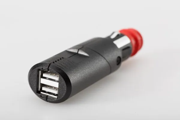 Két USB-töltőcsatlakozó univerzális csatlakozóval – elengedhetetlen kellék minden motoros felszerelésében., 3, nordicamoto.ro