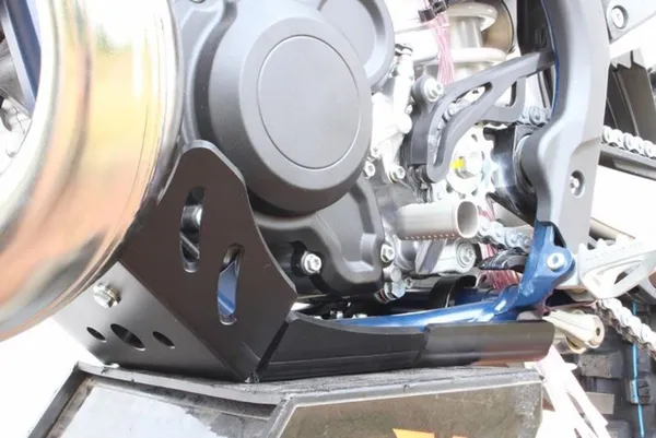 AXP Racing Xtrem motorvédő KTM/Husqvarna/Gas Gas 250/300 kétütemű modellekhez (2019–2023), fekete, 2, nordicamoto.ro