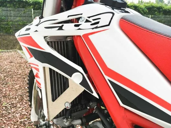 AXP Racing Beta Xtrainer 300 (2015–2022) alumínium hűtővédő, 4, nordicamoto.ro