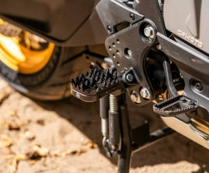 CFMOTO 800MT / 1000MT-X / 800MT ES – FEKETE, KIBŐVÍTETT, CSÚSZÁSGÁTLÓ BAL OLDALI LÉPCSŐ