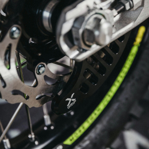 X-Grip hátsó fék tárcsa védőburkolat KTM/HQV/GASGAS modellekhez – piros, 2, nordicamoto.ro