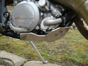 Védőburkolatok/Pajzsok, OUTSIDER motorvédő a KTM EXC 125–200 (2008–2016) modellekhez, nordicamoto.ro