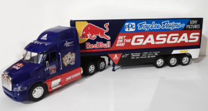 A Red Bull Gas Gas Factory Racing Team teherautójának 1:32-es méretarányú makettje, nordicamoto.ro