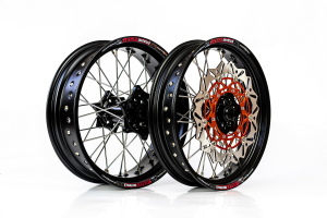 KTM/Husqvarna Supermoto kerékszett 17"x3,50, 22 mm-es tengely / 17"x5,00, 20 mm-es tengely, fekete kerékagy, Enduro Expert SRS1717BKEE, nordicamoto.ro