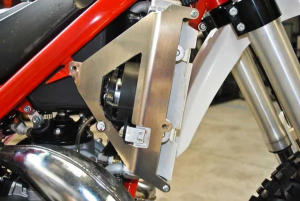 AXP Racing Beta Xtrainer 300 (2015–2022) alumínium hűtővédő, 3, nordicamoto.ro