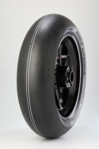 Hátsó gumi: 140/70-17 Pirelli Diablo Superbike