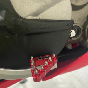 Fékpedál-burkolat FM-Parts Marit Rieju MR 2020–2024, piros, 2, nordicamoto.ro