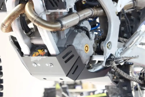 AXP Racing Xtrem TM Racing EN 250/300 ES FI '22–'24 fekete motorburkolat, 3, nordicamoto.ro