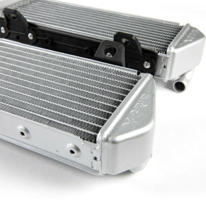 X-Grip hűtő a KTM/Husqvarna 450/500 (2020–2023) modellekhez, jobb oldali, nordicamoto.ro