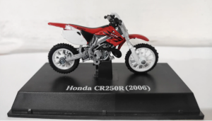 A Honda CR 250 1:32-es méretarányú modellje