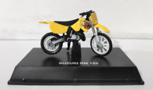Suzuki RM 125 1:32 méretarányú modell, nordicamoto.ro