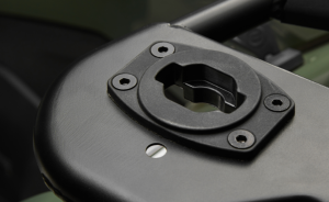 CFMOTO CF CONNECT QUICK MOUNT ADAPTÁTOR FÉM CSOMAGTARTÓHOZ – FEKETE, 2, nordicamoto.ro