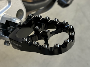 SCĂRIȚE MOTO CFMOTO 450MT / 800MT / 800MT-X – ALUMINIU, NEGRU