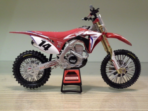 A Honda CRF 450 R Cole Seely 1:12-es méretarányú modellje, nordicamoto.ro