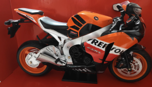 Honda CBR 1000 RR Fireblade játékmodell, 1:6 méretarányú modell, nordicamoto.ro