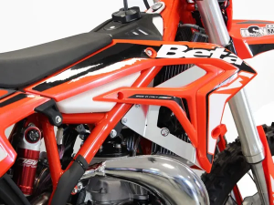 AXP Racing Beta Xtrainer 250/300 (2016–2026) alumínium hűtővédő, 2, nordicamoto.ro