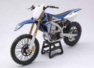 A 2022-es Yamaha YZ 450 1:12-es méretarányú modellje