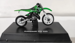 A Kawasaki KX 250 1:32-es méretarányú modellje, nordicamoto.ro