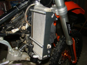 Védőburkolatok/Pajzsok, OUTSIDER hűtővédők a KTM EXC 100/125/250/300 (08–16), EXC-F 250/400/450/530-4T (08–16) és EXC-F 350-4T (12–16) modellekhez, nordicamoto.ro
