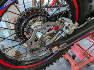 CTE (Chain Tangle Eliminator) lánc-összegabalyodás-gátló rendszer KTM/Husqvarna/GasGas/Beta modellekhez, nordicamoto.ro