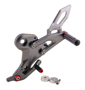 Alkatrészek és kiegészítők a CFMOTO 450SR 2026-hoz, ÁLLÍTHATÓ BAL OLDALI LÉPCSŐ (REARSET) – TITÁNIUM CFMOTO, nordicamoto.ro
